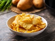 Домашен чипс от пресни картофи пържен във фритюрник